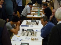 Letzte Runde: Nur noch zwei Partien am Laufen, eine davon spielt Guillermo. Im Hintergrund spielt IM Zysk (rechts) eine starke Partie, er wird geteilter Erster.